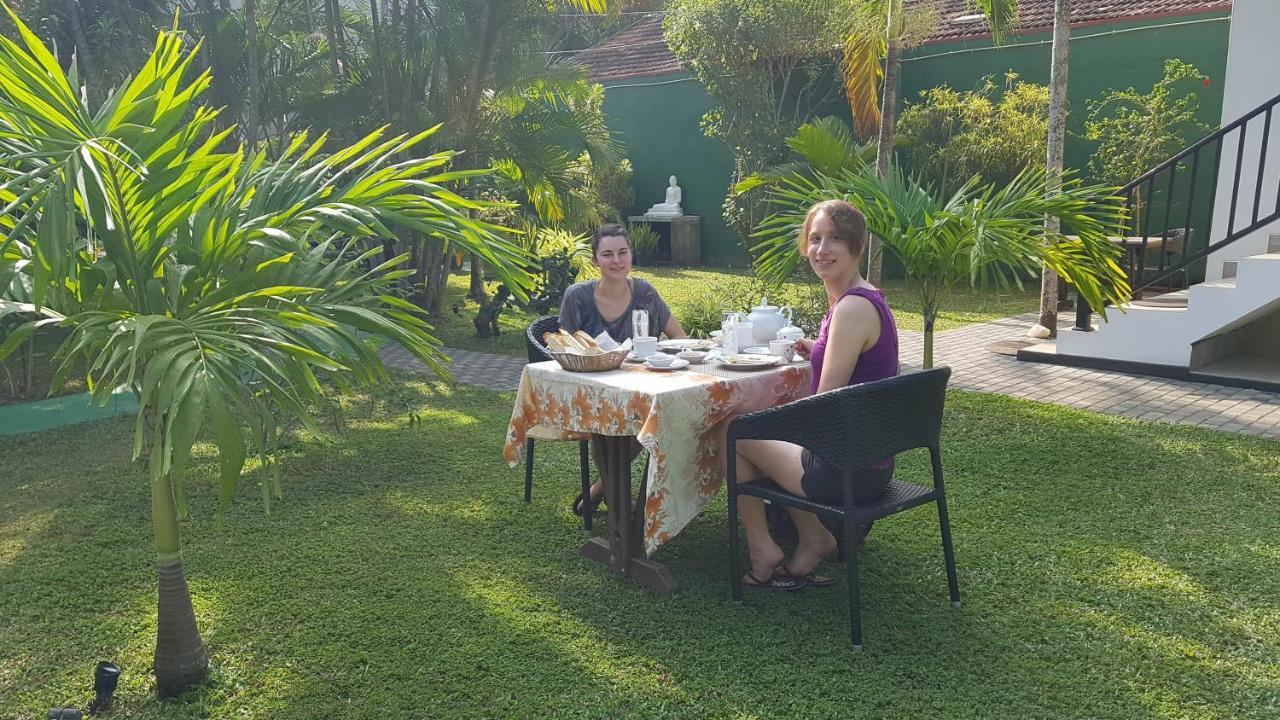 Lioni Holidays Готель Негомбо