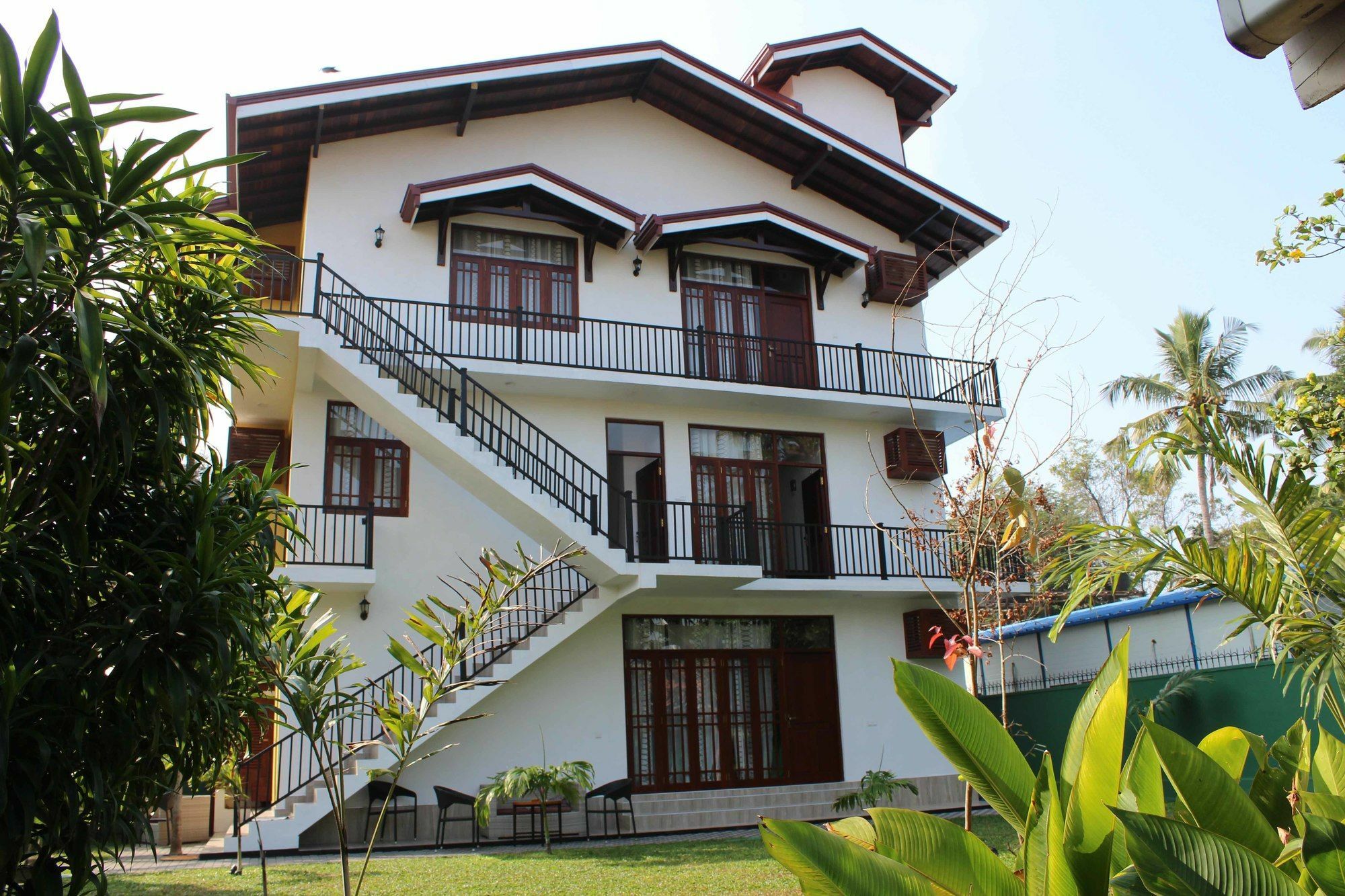 Готель Lioni Holidays